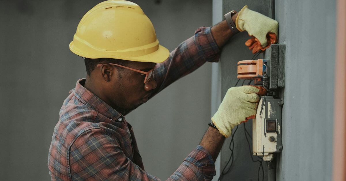 Why does everybody need to have an emergency electricians number in their phone